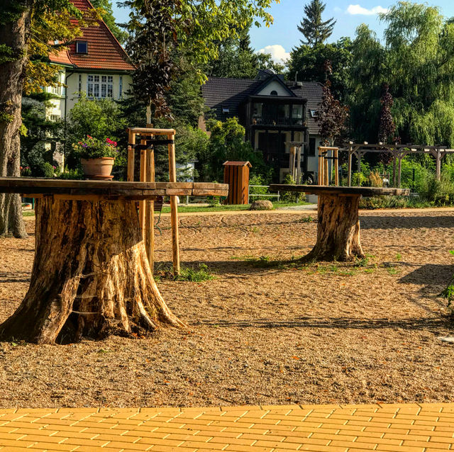 Naturstehtische im Biergarten Heydewirt am Peetzsee in Grünheide