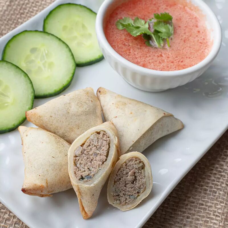 Samoussa au viande sur son lit de salade accompagné de son rougail à 7,90€