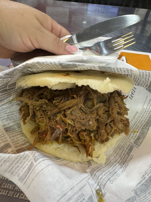 Arepa de Carne mechada