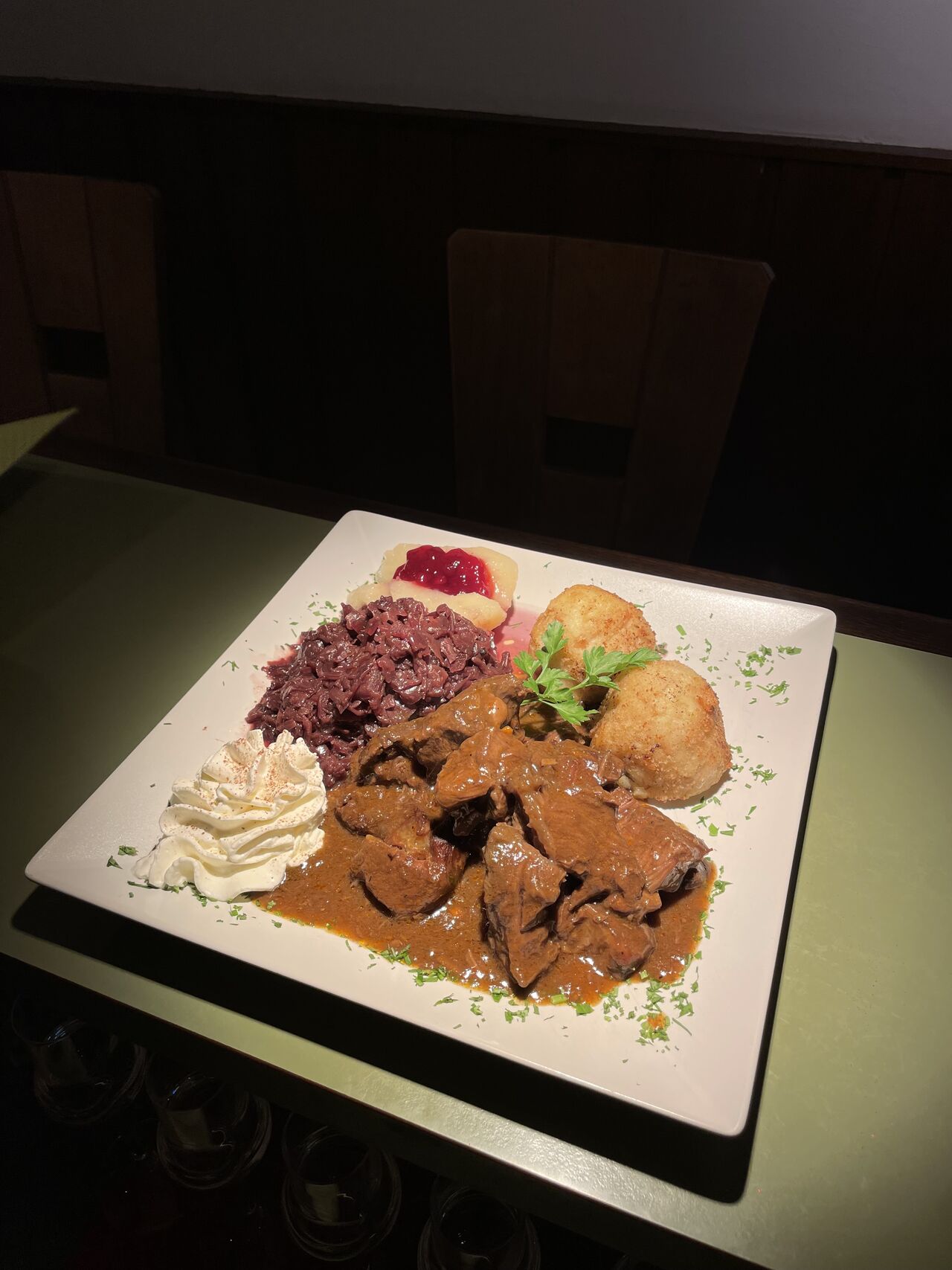 Hirschgulasch an Kartoffelklößen, Rotkohl und Christbirne mit Preiselbeeren