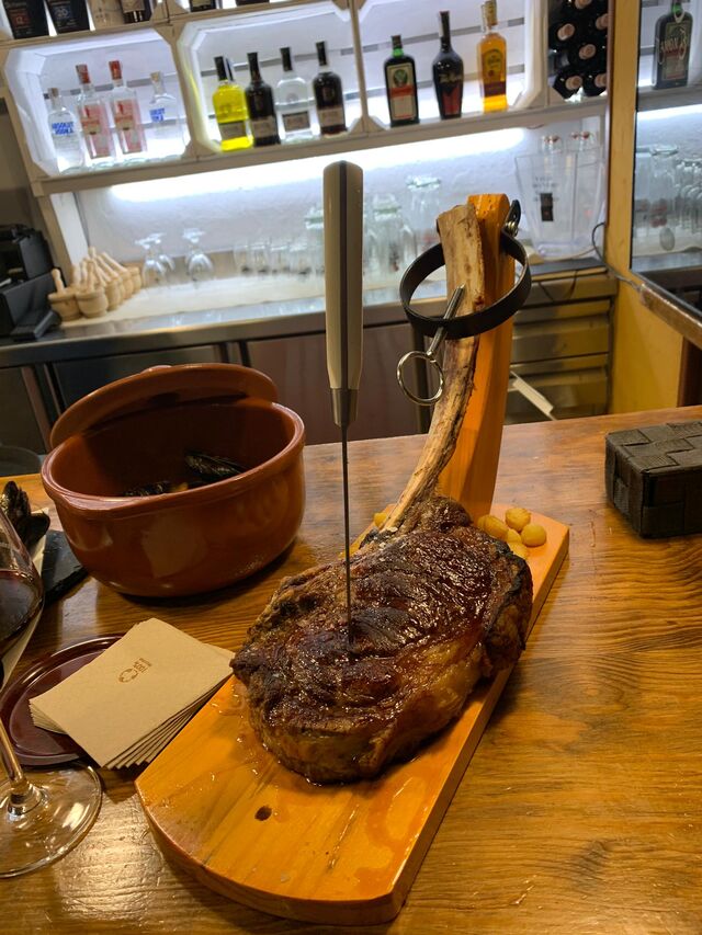 NUESTRO TOMAHAWK DE CARNE FINLANDESA CON MEDALLAS MUNDIALES A LA MEJOR CARNE DEL MUNDO