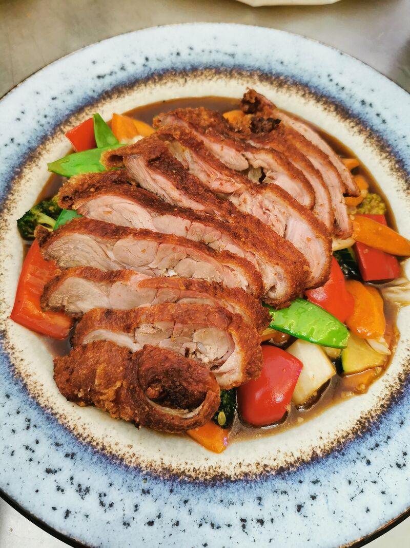 Wok Gemüse mit knuspriger Ente