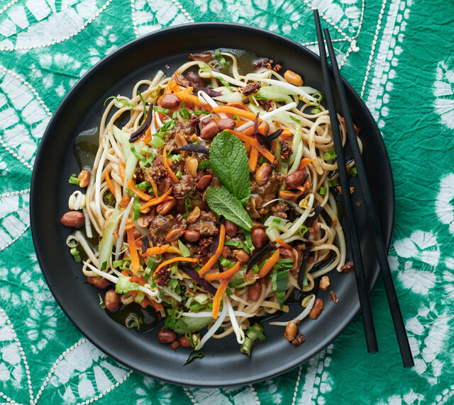 Liang Mian, Spécialité d'été : sucré, salé, acidulé, frais.
Linguine, sauce caramélisée aux épices, zajiang, herbes cacahuètes.