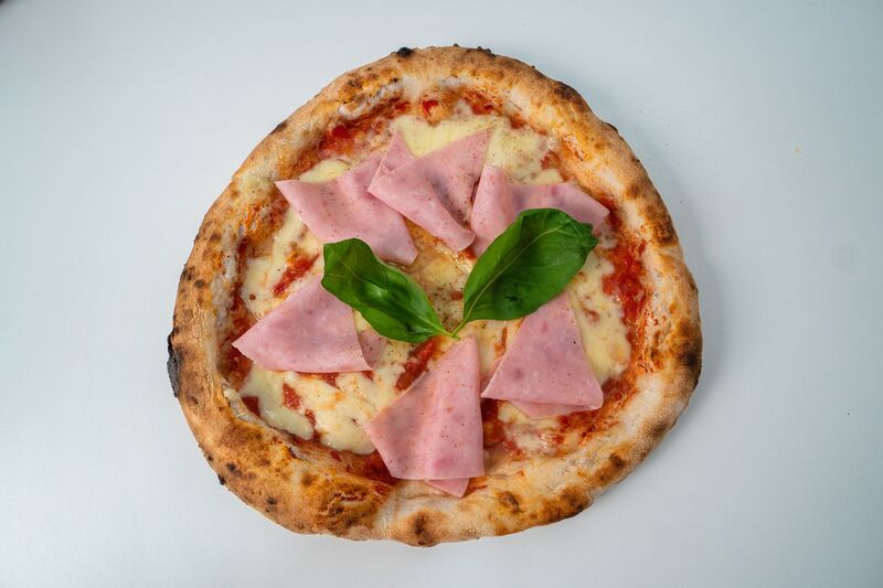 PIZZA PROSCIUTTO E POMODORO.
