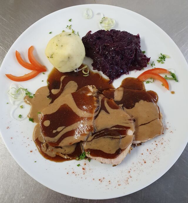Schweinebraten mit Rotkraut und Knödel 