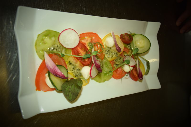 Carpaccio de tomates d'antan, billes de mozzarella di Buffala et pesto
