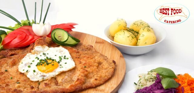 Sznycel Olbrzym z Jajkiem Sadzonym
Z ziemniakami z wody i bukietem surówek. Dodatek skrobiowy i warzywny do wyboru.