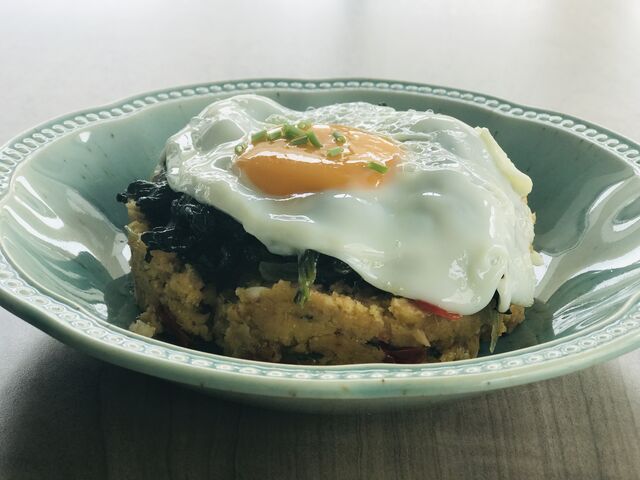 Migas de Alheia de caça com espinafres & ovo frito 