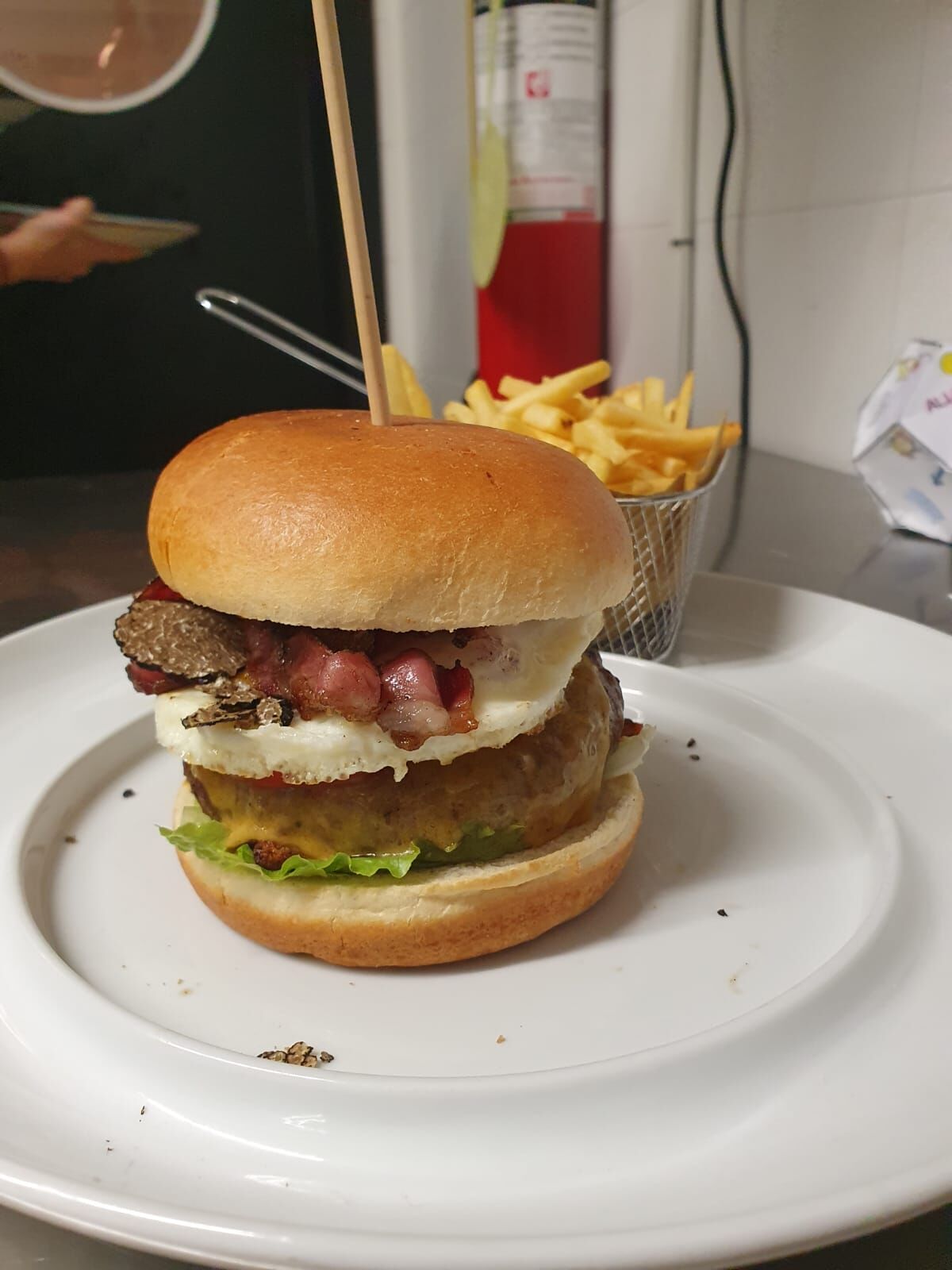 HAMBURGER DI ANGUS COMPLETO CON UOVO