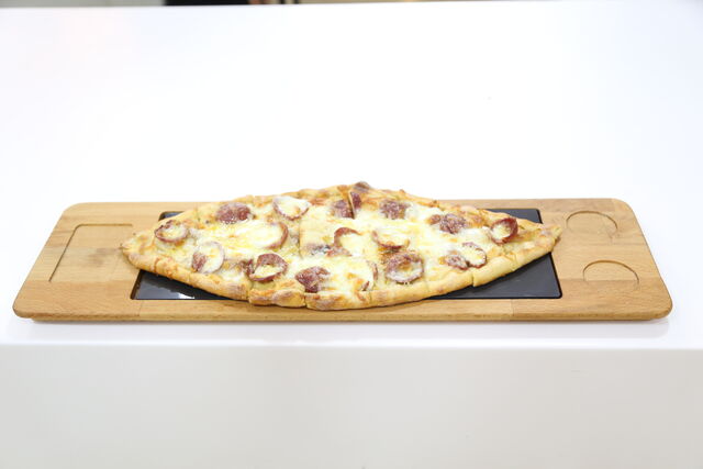 Açık sucuklu kaşarlı pide