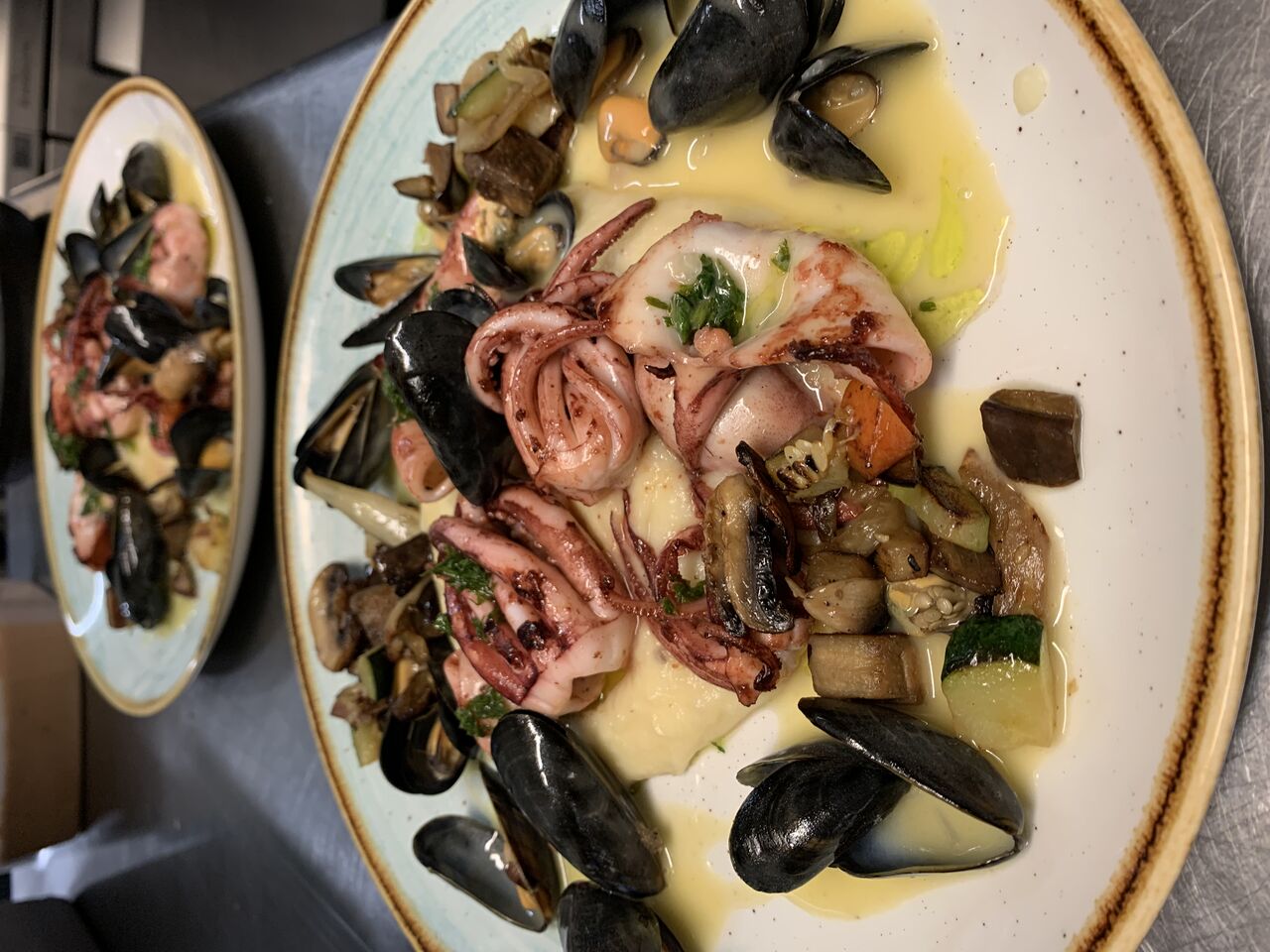 Encornets grillés, moules de bouchot au beurre blanc