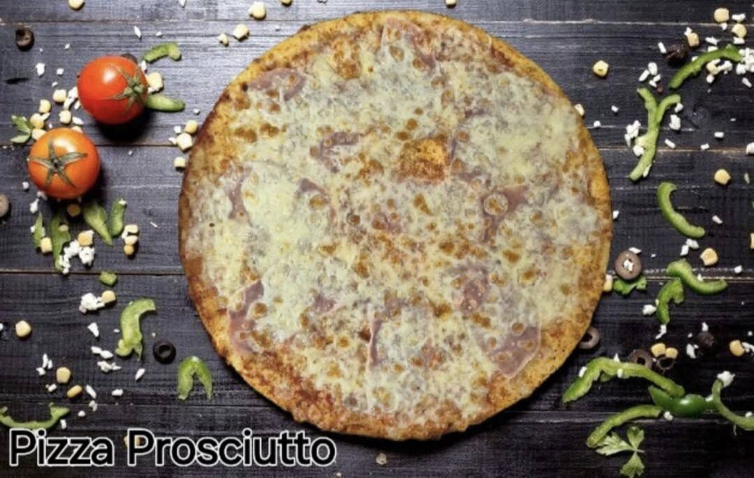 Sos rosii, mozzarella, șuncă, ciuperci.