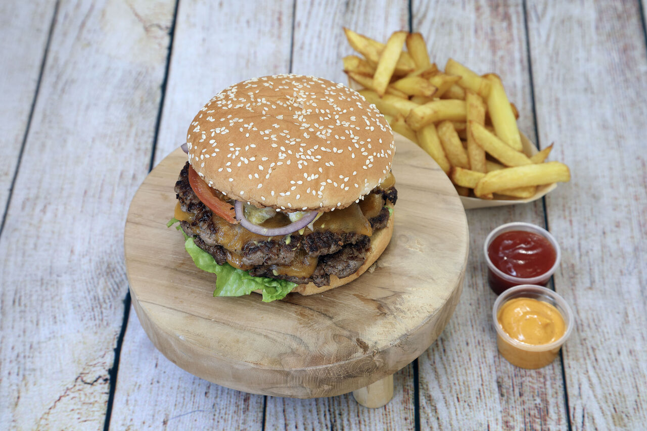 •Menu SmashBurger
Steak Haché 150g ou •Menu DoubleSmash 2x 150g salade tomates oignons rouge cornichons frites/légumes, boisson