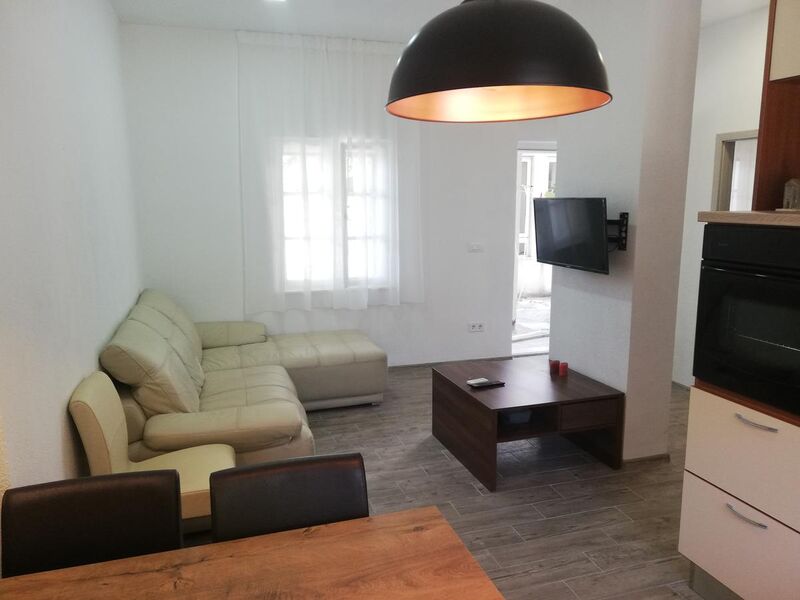In the Kastel Kambelovac district of Kaštela, close to Ostrog Beach, apartman has a garden, free WiFi and a washing machine