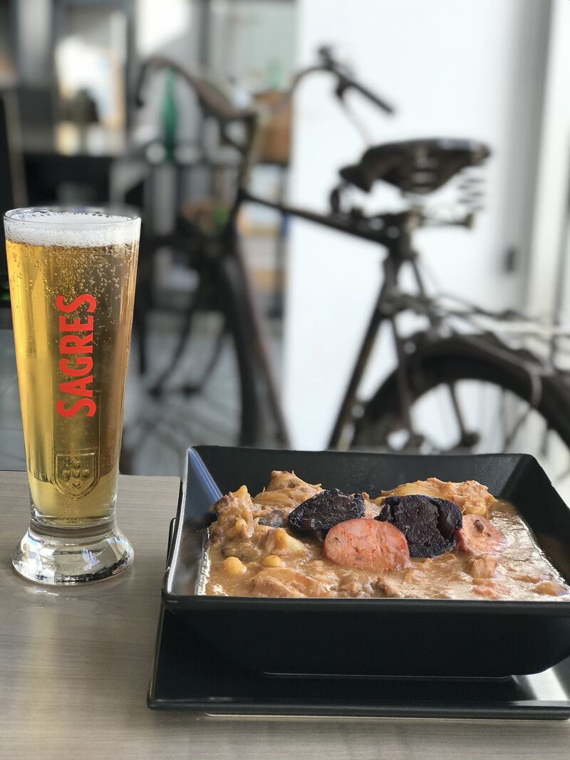 Uma cerveja bem fresquinha e um prato de Cachupa!
MENU 13€ às sextas-feiras.