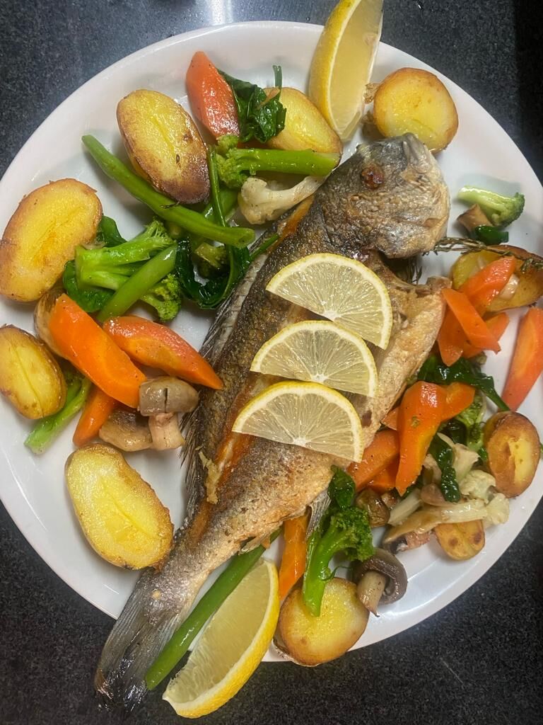 Dorade mit Gemüse und Kartoffeln