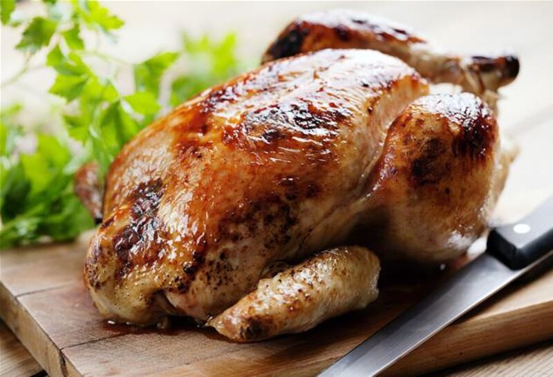 Le poulet rôti classique classe A
Le gros (1,7kg) 9,50€
Le moyen (1,4kg) 7,50€
Le petit (1,2kg) 6,95