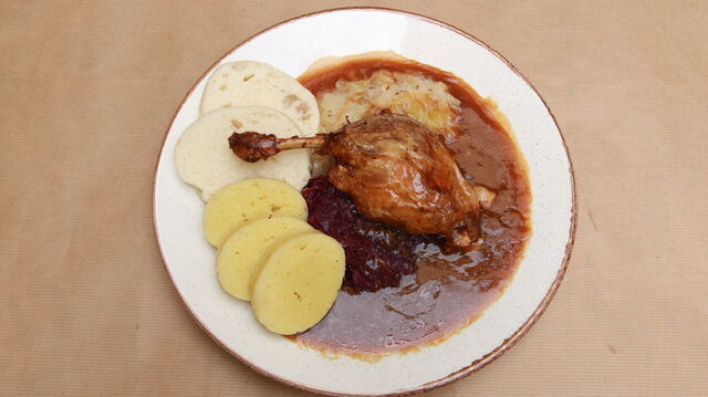 Kachní stehýnko se zelím a knedlíkem