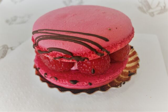 Macarons framboise :
macarons , mousse framboise , framboise fraîche 