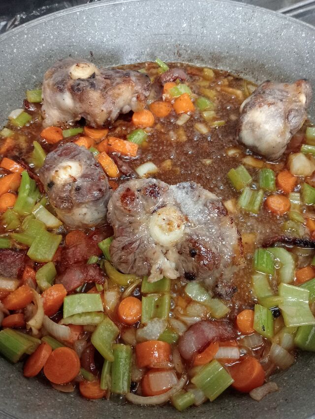 Coda alla Vaccinara in cottura