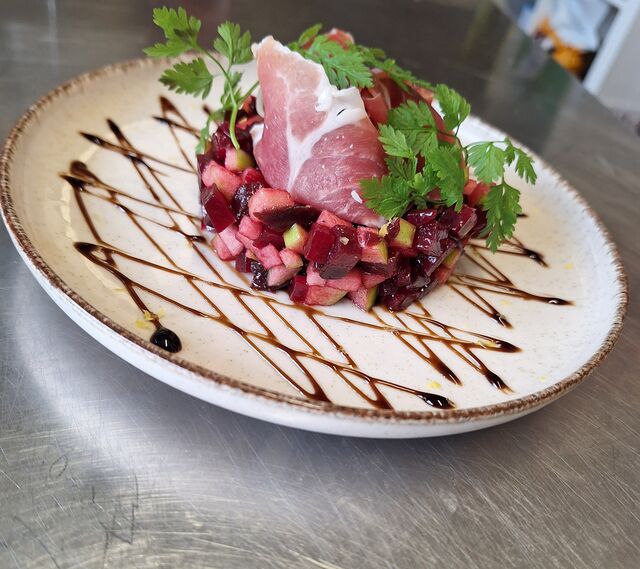 Tartare de betterave rouge, pomme granny Smith et serrano.