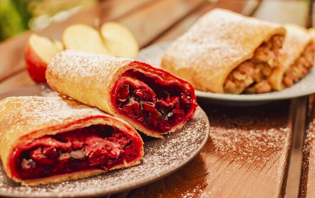 Штрудель вишневий та яблучний - витяжне тісто, натуральна вишня, або яблуко, кориця, родзинки.