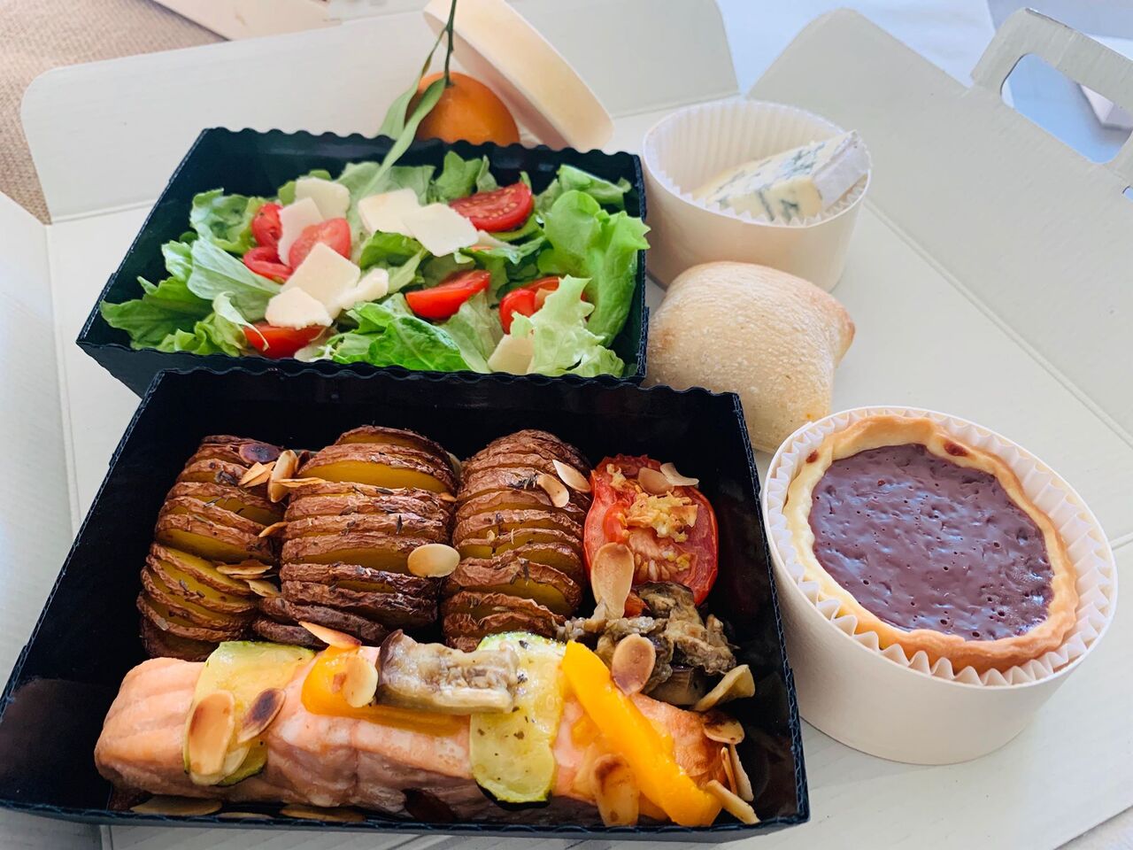 Plateau Repas : L'ensemble des contenants est bio-dégradable ou recyclable, les couverts sont en inox n'hésitez pas à les garder