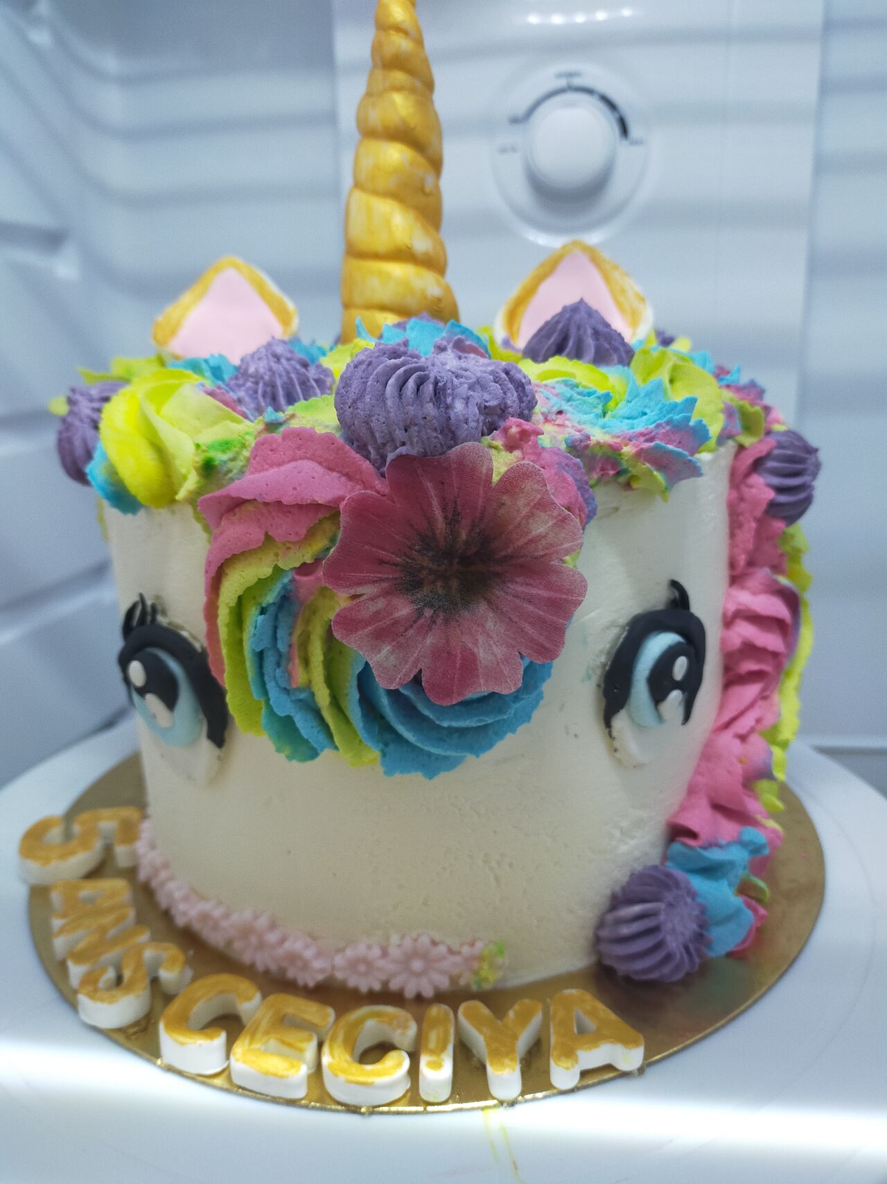 Licorne
Génoise vanille
Ganache montée chocolat lait
Couverture crème au beurre