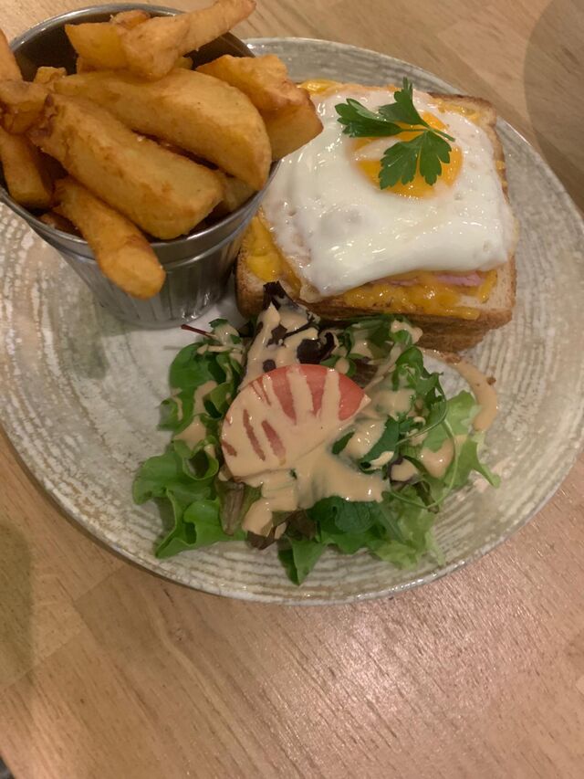 Croque Madame à l'ancienne, frites maison au couteau et sa petite salade variée