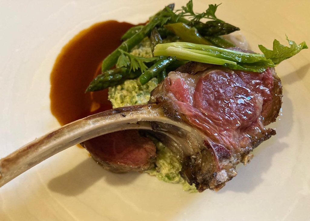 Costine di pecora, morbido di ricotta e asparagi