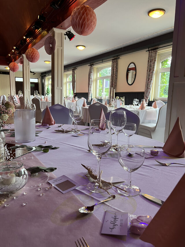 Immer schick am runden Tisch. Auf Wunsch mit Hussen.