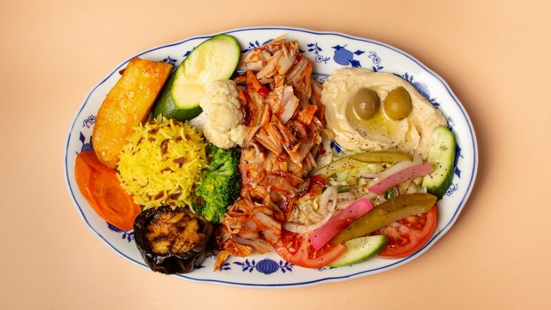 Chicken-Dönerteller mit Reis, gebratenem Gemüse, Salat, Hummus, Sauce nach Wahl (Kräutersauce, scharfe Sauce, Knoblauchsauce) & 