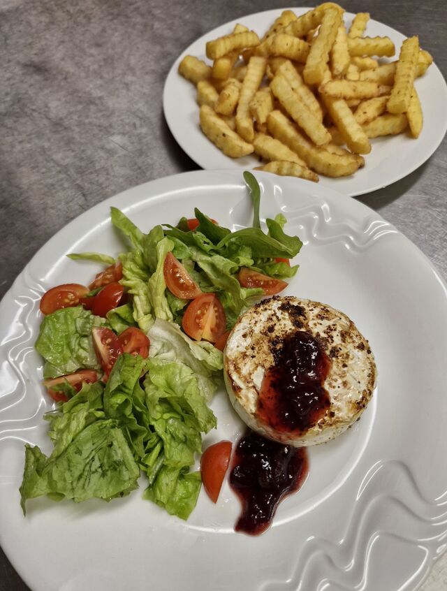 Grilovaný hermelín, salát s rajčaty, hranolky