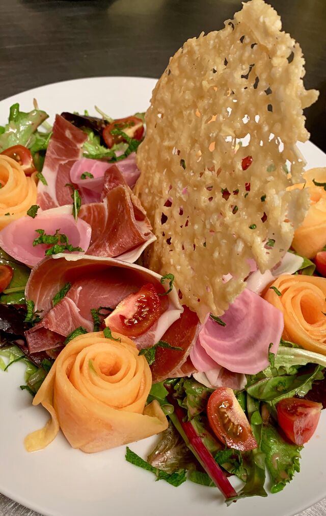 Salade melon jambon et sa tuile de parmesan