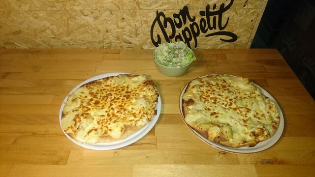 LA TARTE AU FROMAGE ACCOMPAGNEE DE SA SALADE VERTES