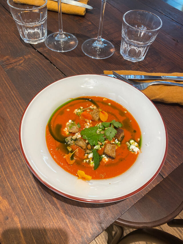 Velouté de poivrons tomaté, féta, pignons