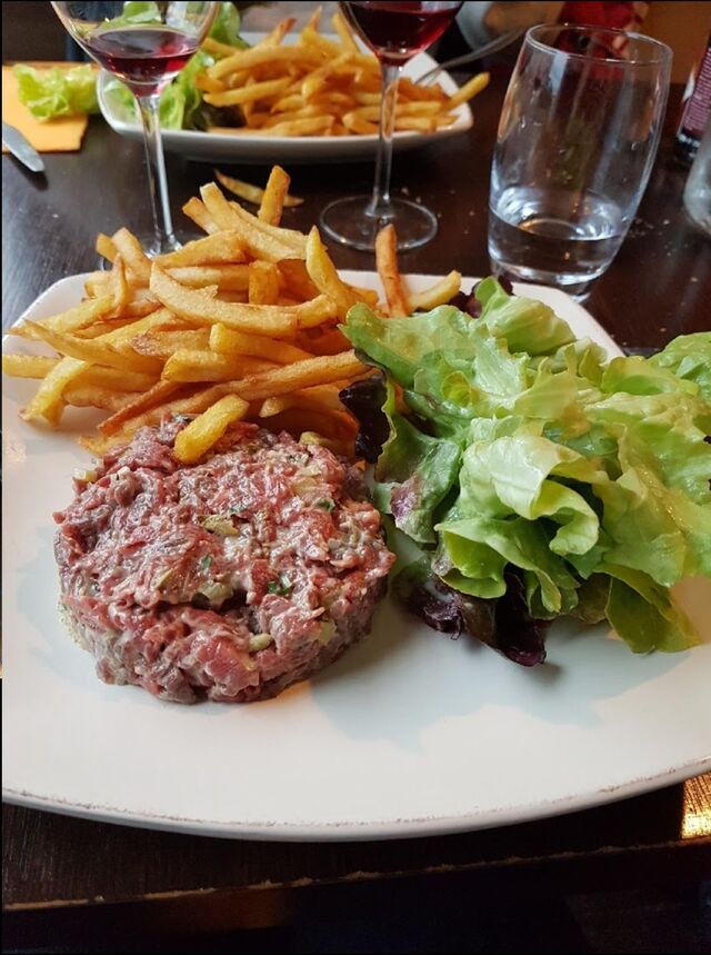 Tartare de boeuf VBF taillé au couteau frites maison 