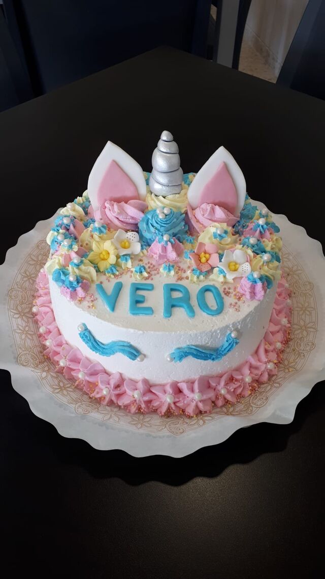 Tarta de unicornio con nombre tenemos un mínimo para una tarta unicornio de 1kilo i medio para delante porque tiene su trabajo 