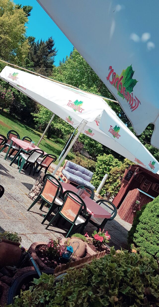 Ein Teil unserer schönen Terrasse mit Blick ins Grüne