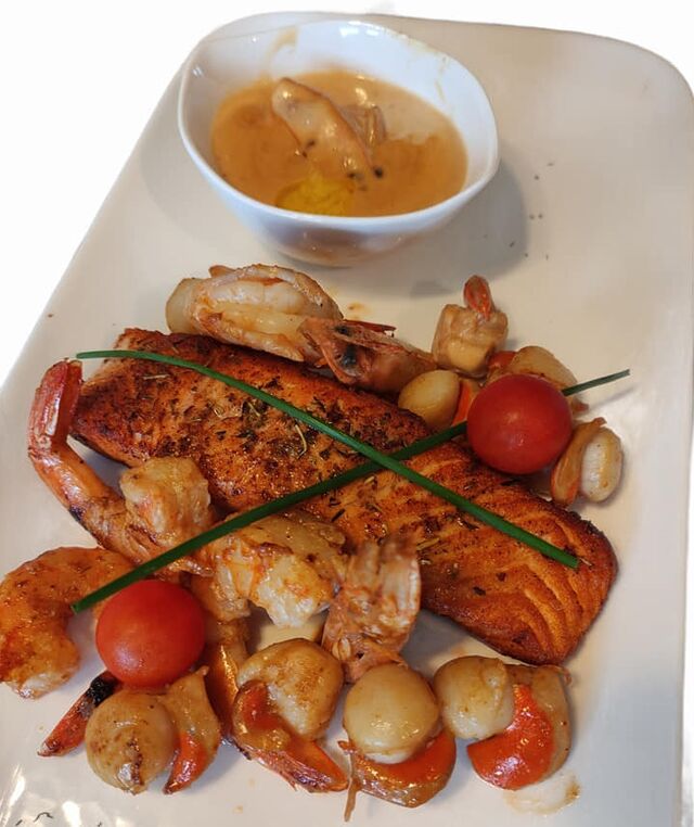 Trio de saint jacques, gambas et saumon frais avec sa délicieuse sauce maison !