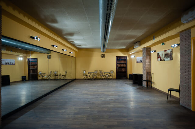 sala inferiore adatta per feste private, compleanni, anniversari, festa di laurea, meeting aziendali, corsi e seminari