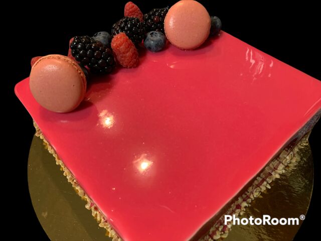 Entremets fruits rouges
Bavaroise vanille
Insert fruits rouges
Biscuit amandes
Croustillant fruits rouges 