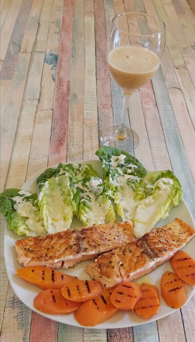 Rico salmón, con ensalada de cogollos, zanahoria al grill. 