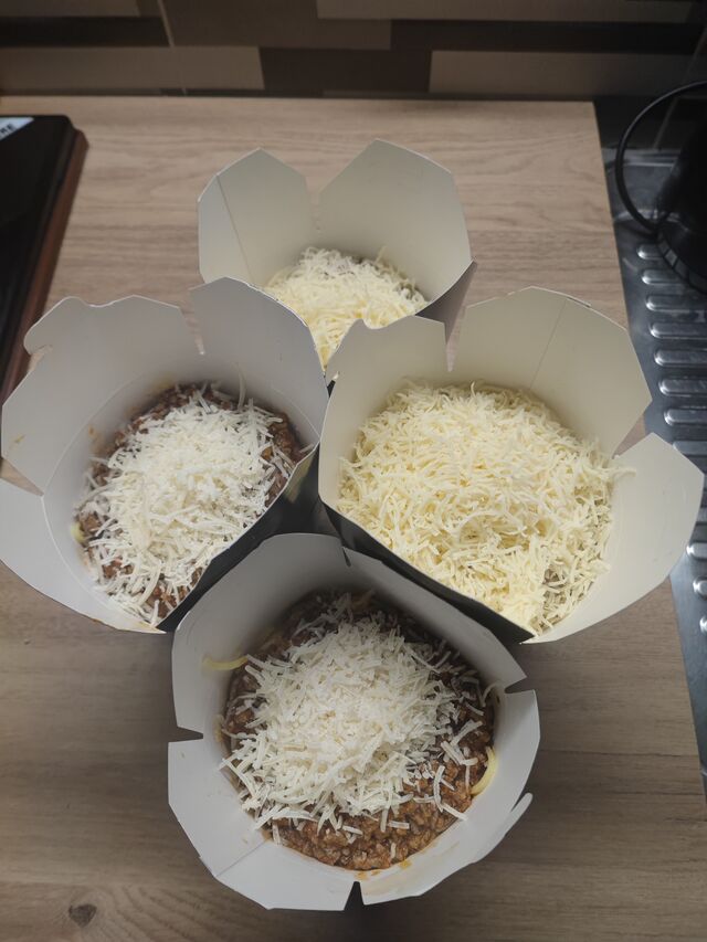 voici les pâtes bolognaise avec leur gruyère râpé et leur parmesan 