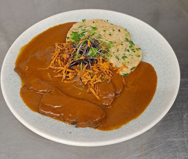 Gespicktes Rinderherz mit Wurzelgemüse-Kapernsauce und Serviettenknödel