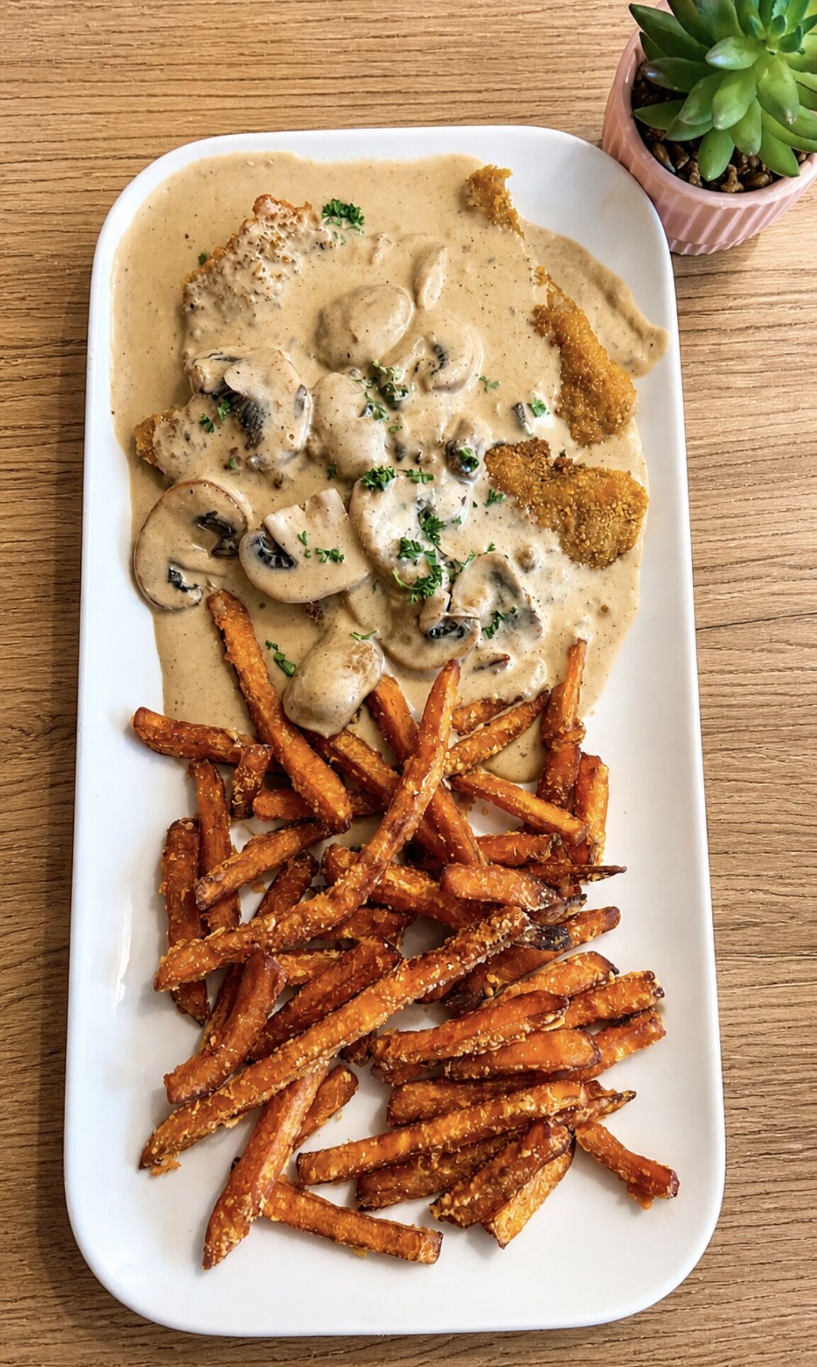 Rahmschnitzel mit Süßkartoffelpommes