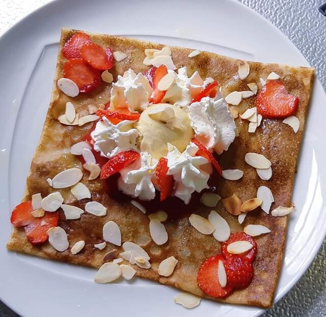 Pour la fête des mères, rhubarbe, coulis de Fraises, crème fouettée, fraises en morceaux et amandes effilées.