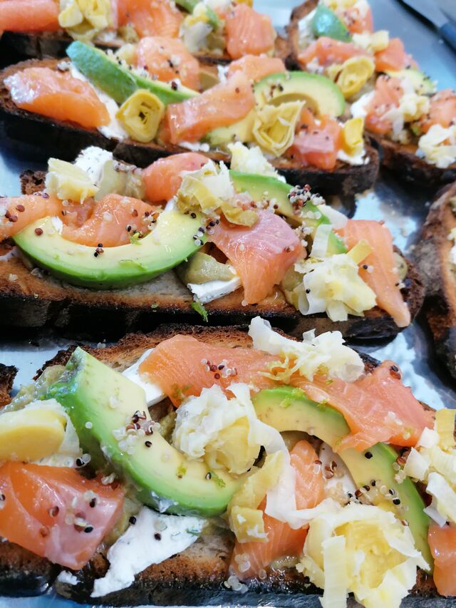 Tarti'truite :
Avocat en 2 façons, fromage frais à l'anet, quinoa et truite d'Ardèche marinée au poivre de Timut