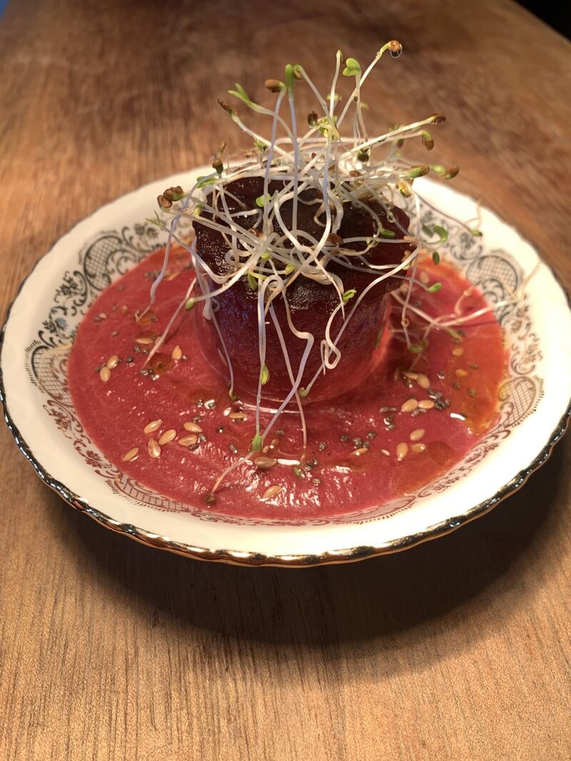 Œuf mollet à la crème de betterave et graines germées