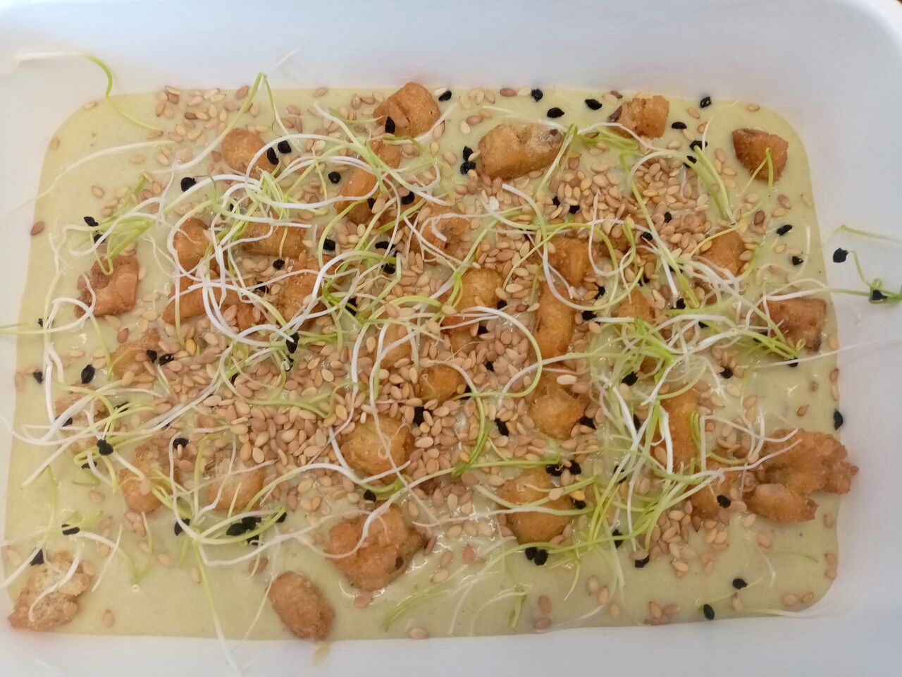 Crème Vichyssoise revisitée( crème de poireaux, pommes de terre, merlu fumé,champignons, crevettes, moules,germes de poireaux)